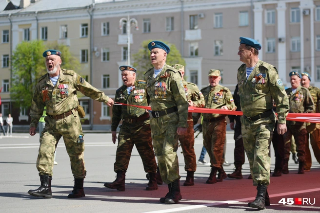 Вынос Знамени Победы&nbsp;— символа несокрушимой воли народа, символа величия духа и вечной памяти о подвиге предков | Источник: Надежда Тихомирова / 45.RU