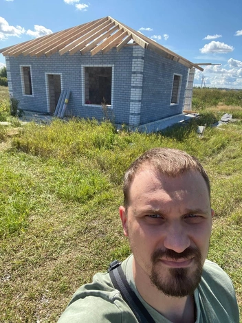 Крышу Максим начал делать самостоятельно | Источник: Максим Хлопов