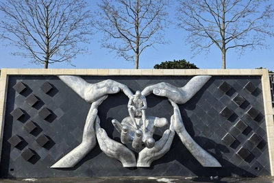 Krasnodar Park Explains 'Embraces of Humanity' Art Installation