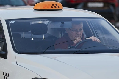 Такси Петербурга требуют равных прав в белом списке