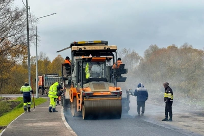 У Кречевиц укладывают верхний слой асфальта