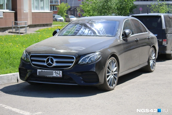 Несколько похожих авто, которыми владеет семья Рычковых, мы нашли во дворе новокузнецкой квартиры | Источник: Игорь Епифанцев / NGS42.RU