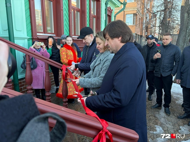 В церемонии открытия приняли участие глава Тюмени Максим Афанасьев и председатель областного комитета по охране объектов культурного наследия Анна Базилева | Источник: Дарья Макеева / 72.RU