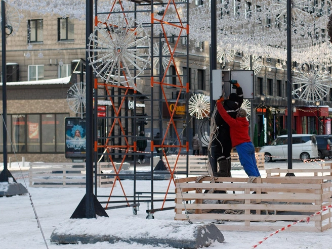 На улице Ленина идёт активная подготовка к новогодним торжествам | Источник: Андрей Бортко / NGS.RU