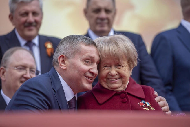 Обнимать Александру Пахмутову на трибуне сегодня было позволено только губернатору | Источник: Константин Завриков / V1.RU