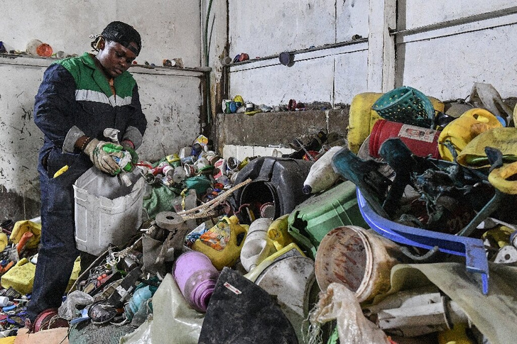 Доступное жилье по-кенийски: инженер из Найроби нашла применение мусору под ногами