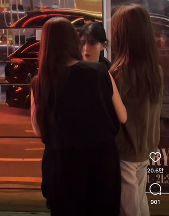 Слишком крута: Хан Со Хи прогулялась по улице без маски и кое-кого встретила 😉