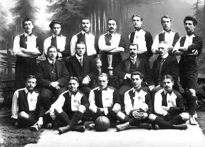 «Спорт» — чемпион Санкт-Петербурга по футболу сезона 1908 года. Верхний ряд (слева направо): Алексей Уверский, Павел Курзнер, Иван Какштедер, Конрад Шинц, Богдан Ганч, Александр Кушель, Николай Луговской. Средний ряд: Д. Казанцев, Пауль Лидваль, Э. Фолленвейдер, Карл Шнейдер. Нижний ряд: Иван Попов, Петр Сорокин, Борис Евангулов, Григорий Никитин, Александр Данкер | Источник: Федерация футбола Санкт-Петербурга