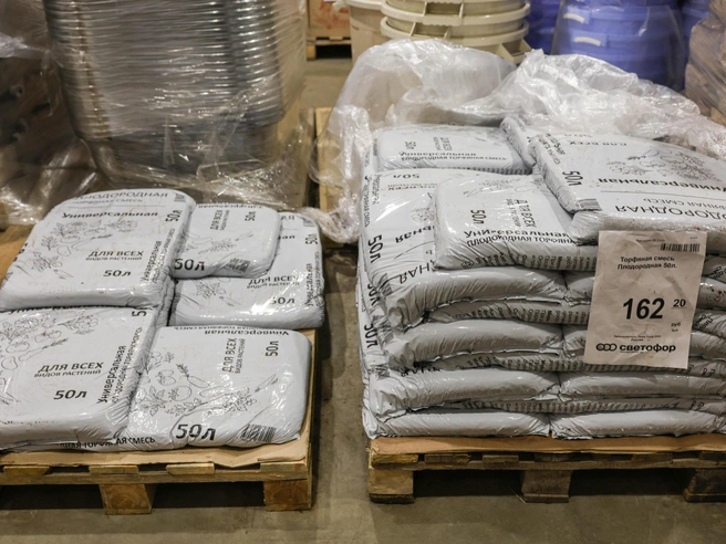 Грунт пользуется высоким спросом: во время посещения магазина некоторые покупатели брали по 4-5 мешков одновременно. | Источник: Артем Бауман / 76.RU