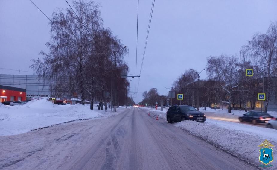 В Центральном районе Тольятти женщина попала под колеса иномарки. Все случилось из-за снегопада