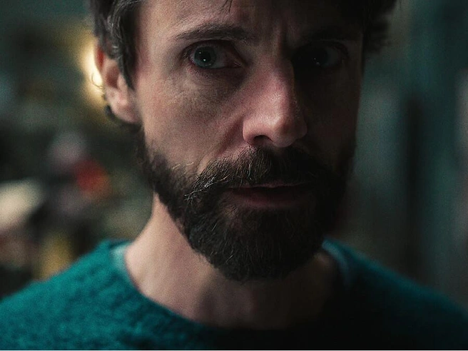 Источник: кадр из телесериала «Отдел нераскрытых дел» (16+), реж. Скотт Фрэнк, Netflix, 2025 год