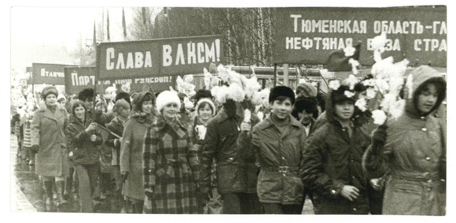 Колонна учащихся на праздничной демонстрации. Ханты-Мансийск. 1 мая 1980 года | Источник: КУ «Государственный архив Югры». Фотофонд / Архивная служба Югры