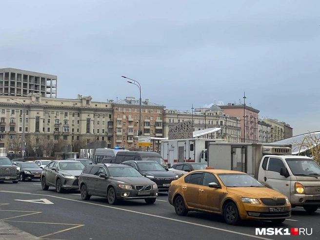 Даже в местах, где нет офийиальных перекрытий, машины стоят в пробках | Источник: Вера Борисова / MSK1.RU