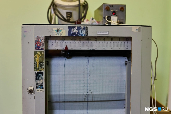 Этот прибор фиксирует солнечную радиацию (23 декабря, когда журналисты побывали на станции&nbsp;— исключительно общую рассеянную, ведь небо было затянуто облаками). Заодно металлический корпус зафиксировал и приметы времени: эти наклейки точно из 90-х | Источник: Александр Ощепков / NGS.RU