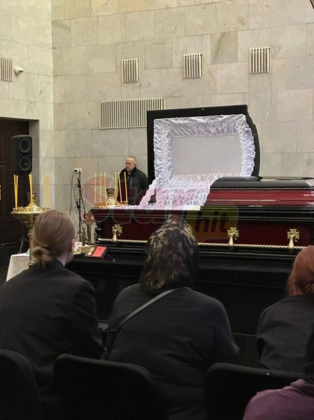 Почтить память актера могли все желающие 