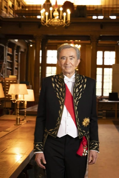 Бернар Арно получил новый титул. Церемонию посетили Брижит Макрон, Джонатан Андерсон и Фаррелл Уильямс | Источник: WWD