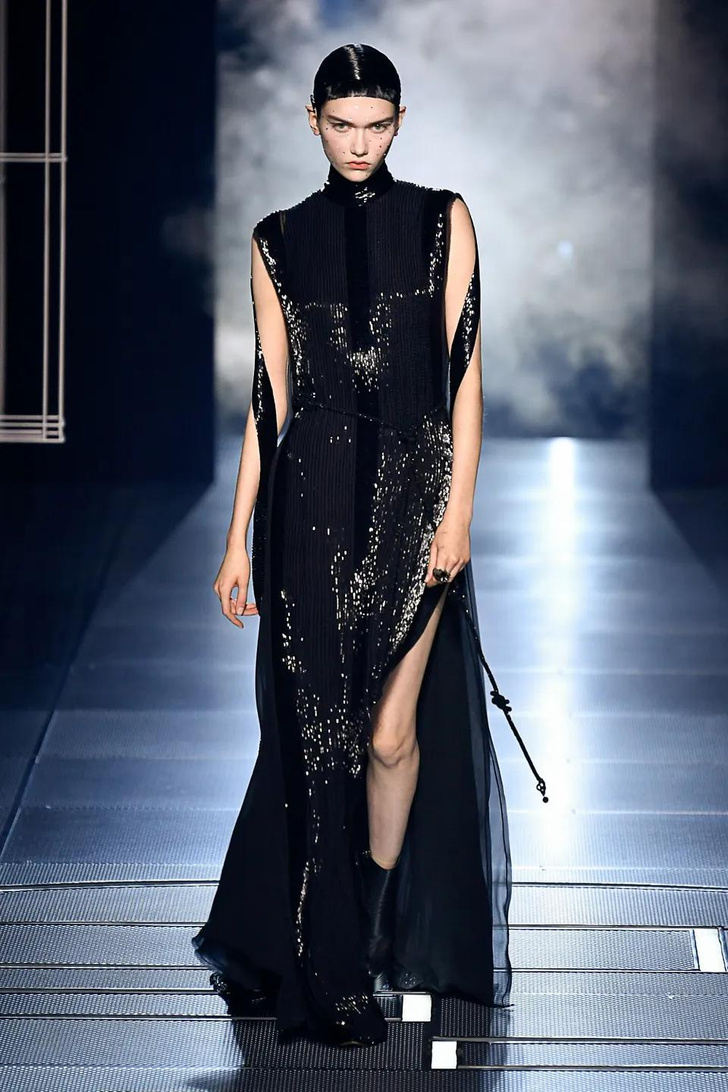 Черный правит бал: коллекция Fendi Haute Couture, вдохновленная Римом будущего