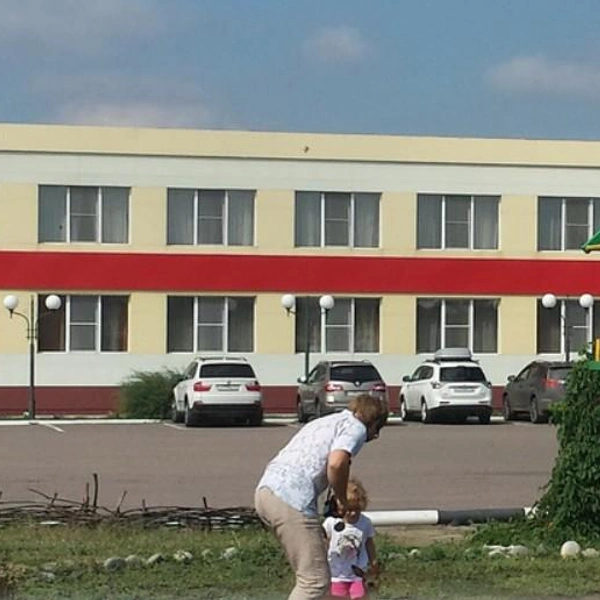 Судя по рекламной картинке на сайте, водятся у гостиницы не только сурки | Источник: rozavetrov-hotel.ru