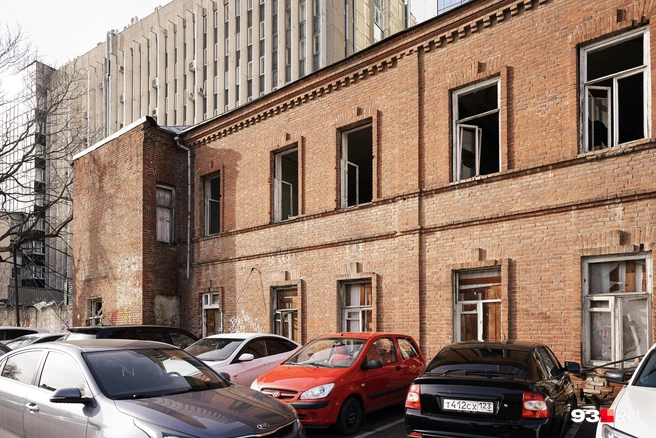 Так объект культурного наследия выглядит со стороны нынешней парковки | Источник: Дарья Паращенко / 93.RU