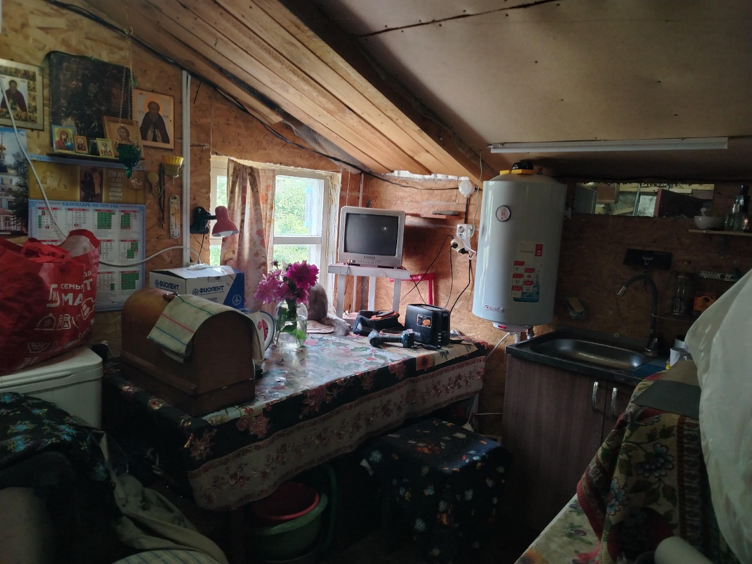 «Ночую в коридорчике, чтобы не мешать»: оказавшиеся в разваливающемся доме под Волгоградом инвалид с мамой 40 лет ждут своей очереди на жилье