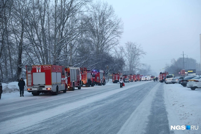 Всего в ликвидации последствий задействованы более 350 специалистов и 70 единиц техники | Источник: Александр Ощепков / NGS.RU