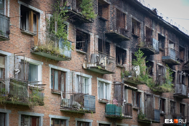 Это общежитие, где в январе 2024 случился пожар. Огонь уничтожил два этажа | Источник: Владислав Лоншаков / E1.RU