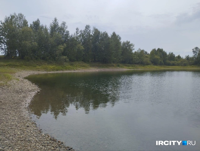 Подобные карьеры с водой очень опасны. Как правило, дно обрывается резко | Источник: герой материала