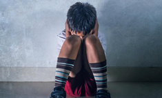 Старшеклассники ежедневно насиловали 10-летнего мальчика в туалете — их родители пытаются замять дело