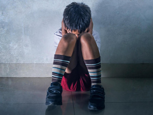 Старшеклассники ежедневно насиловали 10-летнего мальчика в туалете — их родители пытаются замять дело
