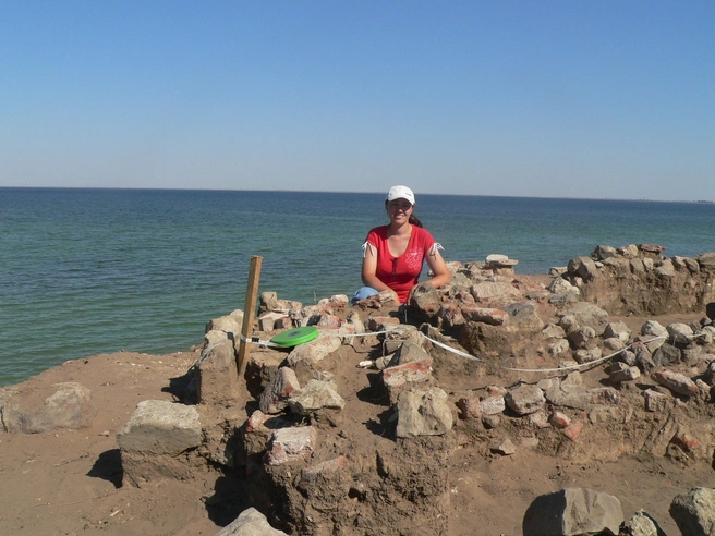 Ирина Лапшина проводит исследования на руинах мечети Водянского городища | Источник: пресс-служба ВолгГМУ