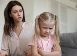 Психика пострадает: 5 травм, которые останутся у ребенка из-за матери-нарцисса