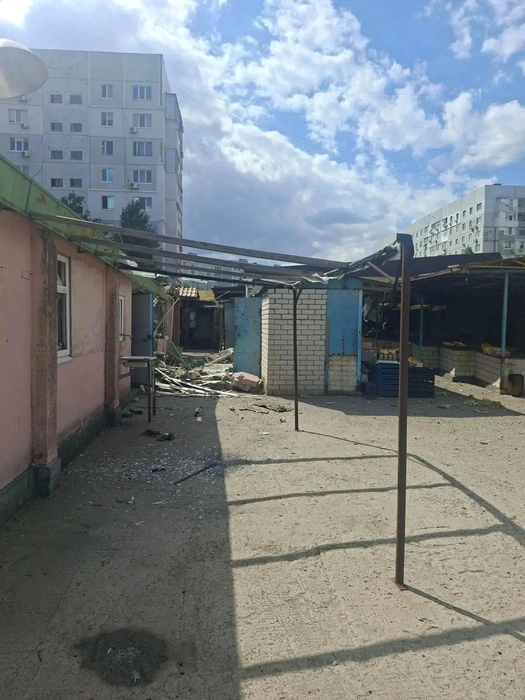 6 сентября, Энергодар. Рынок на Казацкой улице в первые минуты после удара ВСУ | Источник: Глава администрации Энергодара Михаил Пухов. Пухов LIVE 🇷🇺 / max.ru