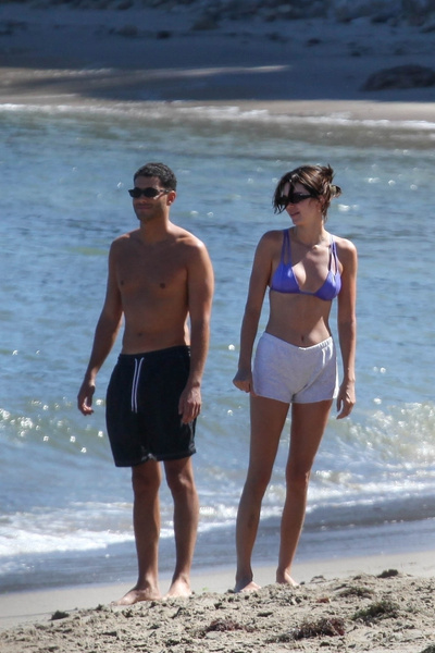 Кендалл Дженнер рассталась с бойфрендом и теперь отдыхает на пляже с Фаи Хадра в откровенном бикини 👙