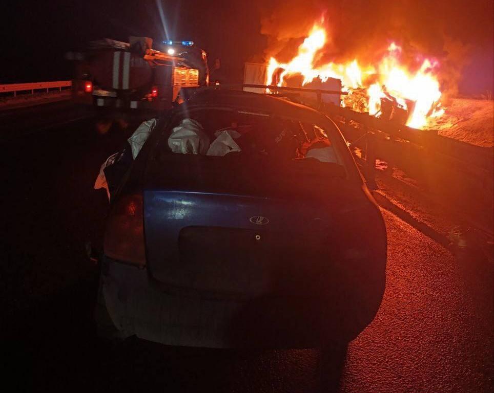 Три человека погибли в столкновении легковушки с грузовиком