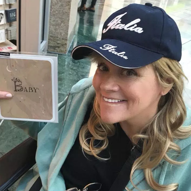 Саманта Маркл купила поздравительную открытку для Меган (и сделала селфи) | marieclaire.ru