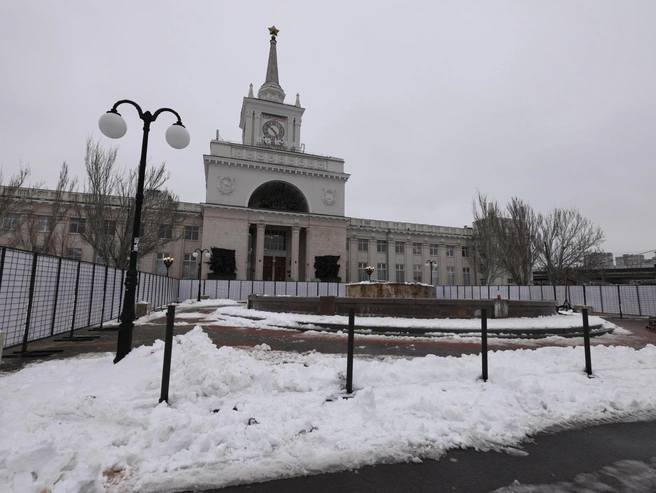 Чашу фонтана окружили высоким строительным забором. | Источник: Алексей Волхонский / V1.RU