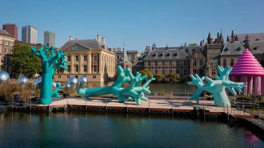 Надувные инсталляции Марселя Вандерса и Studio Job в Гааге | Источник: Рональд Смитс