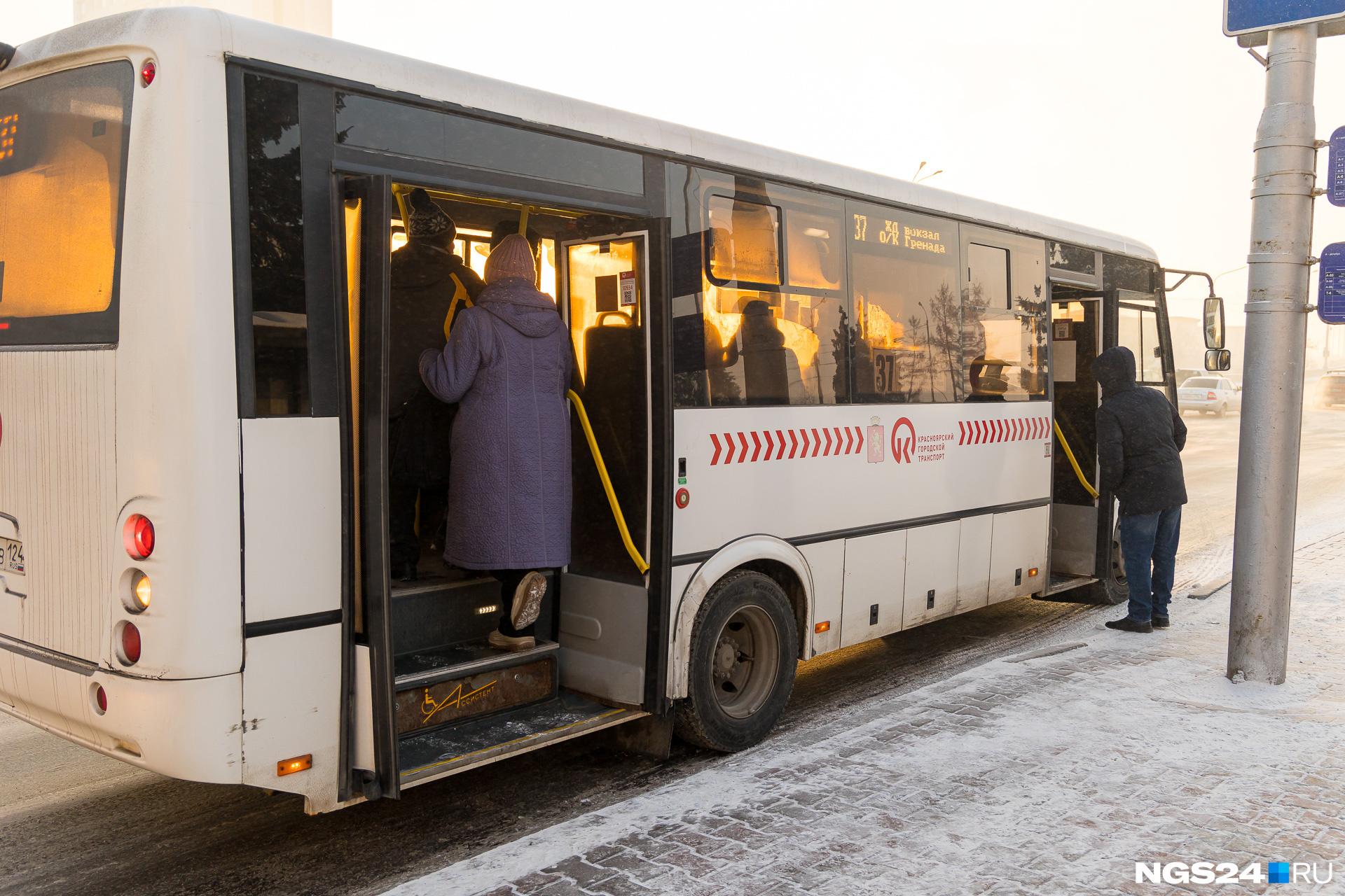 Поднял юбку в автобусе спустил трусики и вошел сзади - лучшее порно видео на pornase9.ru