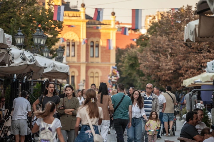 Прохожие на улице в Нови-Саде, Сербия, архивное фото.