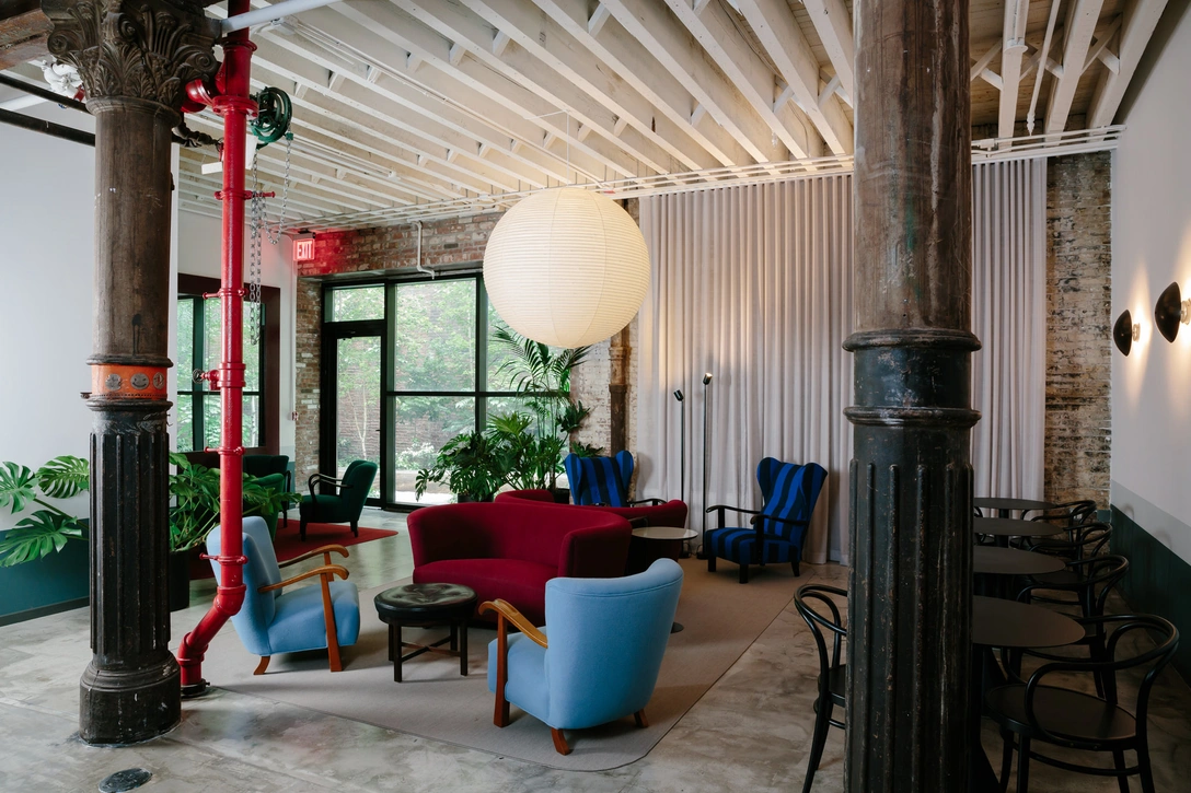 Коворкинг в старом здании завода в Бруклине | Источник: Брайан Ферри