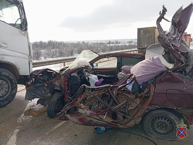 Два человека погибли на месте, двум пострадавшим понадобилась помощь медиков | Источник: ГУ МВД России по Волгоградской области