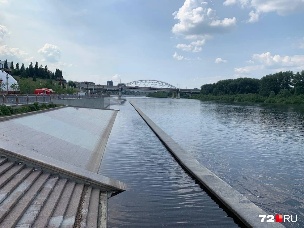 Как изменился уровень воды — хорошо видно по ступенькам | Источник: Никита Кифорук / 72.RU