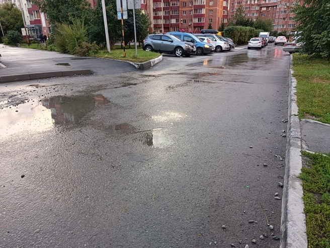 Эти пешеходные дорожки (слева и справа от дороги) привели в нормальное состояние только через несколько месяцев жалоб, причем справа нет съезда для колясок, а между дорогой и тротуаром — высокий поребрик | Источник: Виктория Хлыстова