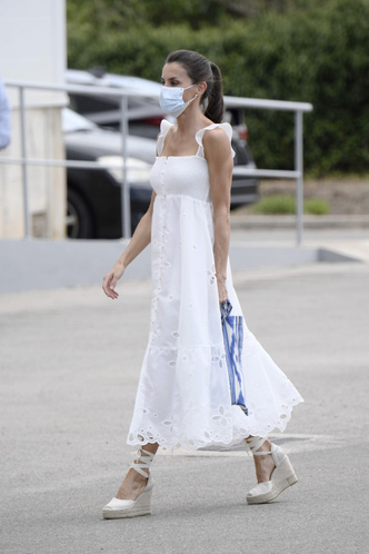 Что носит королева Летиция в отпуске? Белоснежное платье с романтичными бретелями-крылышками