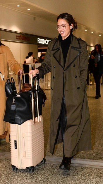 Идеально для прогулки: Джессика Альба показала модный образ — вы легко его повторите | marieclaire.ru