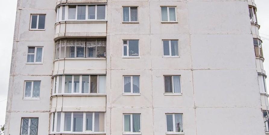 Вышел на балкон и залез на стул: в Перми из окна пятиэтажки выпал четырехлетний мальчик — он умер в…