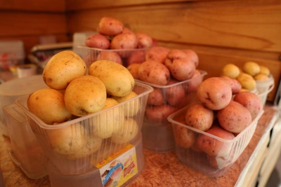 «Свиньям стыдно»: омичи о картошке из Египта и России