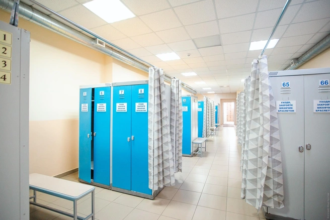 Обстановка внутри напоминает советскую общественную баню, но с неплохим ремонтом | Источник: «Баня на Апреля» / Vk.com