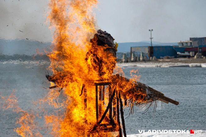 Чучело прогорело за пару минут  | Источник: Елена Буйвол / VLADIVOSTOK1.RU