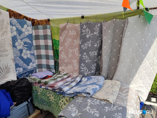 Покрывала стоят 1500 и 2500 рублей в зависимости от размера | Источник: Мария Тищенко / NGS.RU